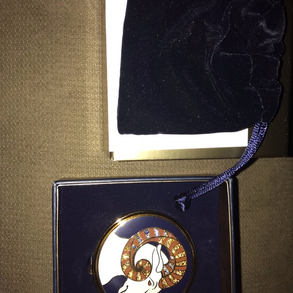 Estée Lauder never used limited edition compact - Picture 4 of 6